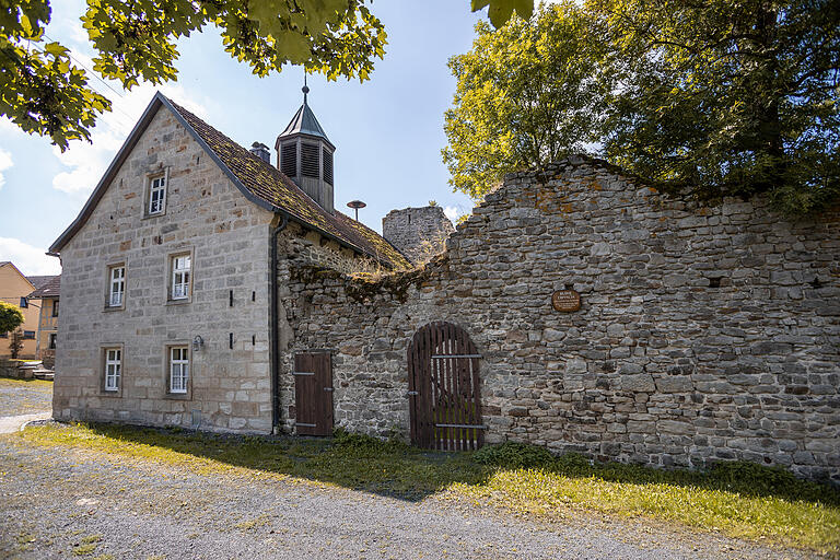 Die mittelalterliche Burgruine und das erst im Nachgang angebaute Gemeindehaus in Dippach bei Maroldsweisach. Die mittelalterliche Burgruine und das erst im Nachgang angebaute Gemeindehaus in Dippach bei Maroldsweisach.