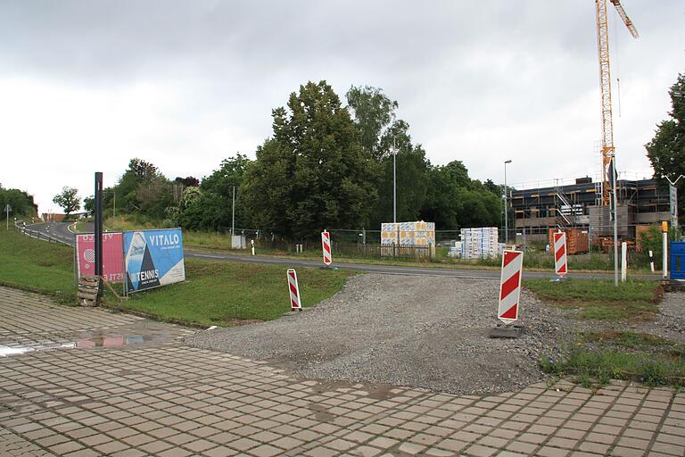 Eine Behelfszufahrt verbindet die Schallfelder Straße mit dem Sport- und Tenniscenter und dem dortigen Restaurant. Eine Behelfszufahrt verbindet die Schallfelder Straße mit dem Sport- und Tenniscenter und dem dortigen Restaurant.