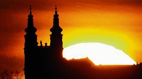 Mystisch: Silhouette von Kloster Banz beim Sonnenuntergang.
