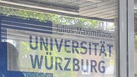 Christoph Wendel vor der Uni am Sanderring.