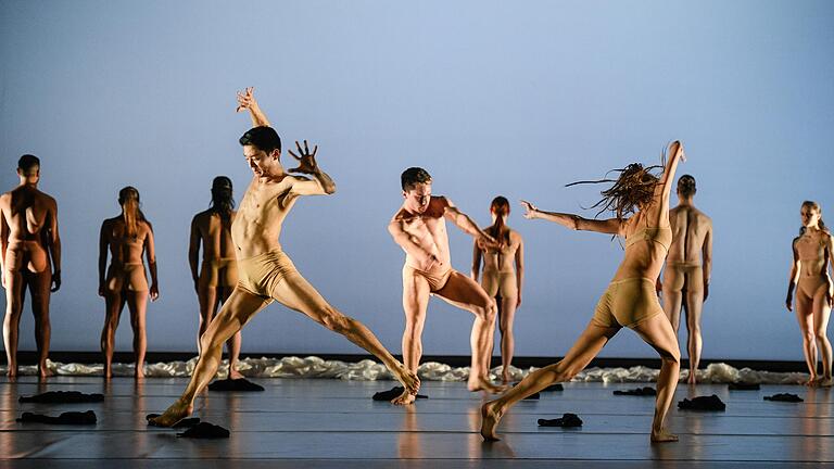 Die neue Tanzproduktuion von Dominique Dumais am Mainfrankentheater Würzburg nennt sich 'Naked'. Die neue Tanzproduktuion von Dominique Dumais am Mainfrankentheater Würzburg nennt sich 'Naked'.