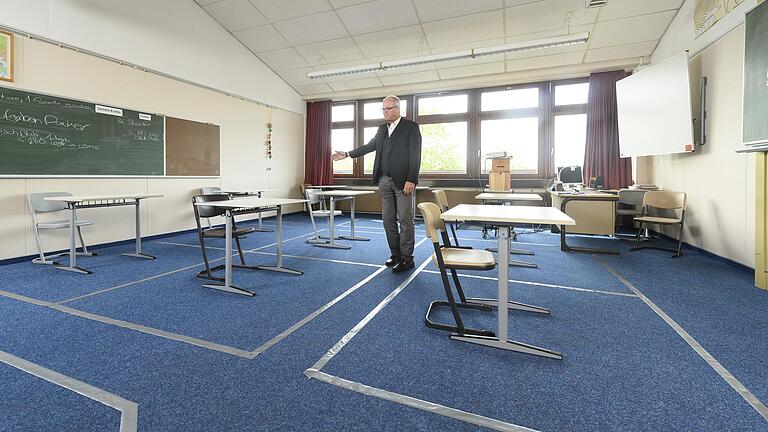 Schulleiter Winfried Gintschel steht in einem Klassenzimmer der Mittelschule am Heuchelhof in Würzburg. Er und seine Kollegen bereiten sich auf den eingeschränkten Schulbeginn am Montag vor. Schulleiter Winfried Gintschel steht in einem Klassenzimmer der Mittelschule am Heuchelhof in Würzburg. Er und seine Kollegen bereiten sich auf den eingeschränkten Schulbeginn am Montag vor.