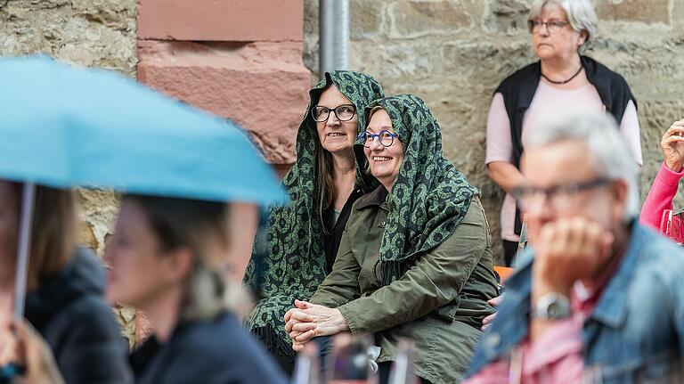 Mitten in der Lesung von Bestsellerautorin Amelie Fried am Freitag im Gut Wöllried in Rottendorf bei Würzburg setzte der Regen ein. Mitten in der Lesung von Bestsellerautorin Amelie Fried am Freitag im Gut Wöllried in Rottendorf bei Würzburg setzte der Regen ein.