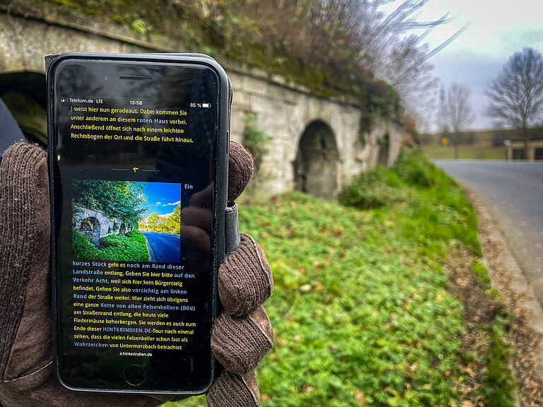 Fotos und eine ausführliche Wegbeschreibung machen es dem Wanderer leicht, den richtigen Weg zu finden, so wie hier bei den Felsenkellern am Ortsausgang von Untermerzbach. Fotos und eine ausführliche Wegbeschreibung machen es dem Wanderer leicht, den richtigen Weg zu finden, so wie hier bei den Felsenkellern am Ortsausgang von Untermerzbach.