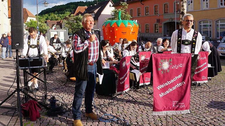 Die Begrüßung der Weisbacher Musikkapelle beim ersten Freitagskonzert in diesem Jahr nahm Dritter&nbsp; Bürgermeister Manfred Markert (links) vor.