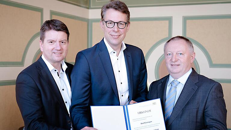 Unser Bild zeigt Staatssekretär Sandro Kirchner (links) und Landrat Thomas Bold (rechts), die von Wissenschaftsminister Markus Blume die entsprechende Urkunde überreicht bekommen. - Unser Bild zeigt Staatssekretär Sandro Kirchner (links) und Landrat Thomas Bold (rechts), die von Wissenschaftsminister Markus Blume die entsprechende Urkunde überreicht bekommen. Unser Bild zeigt Staatssekretär Sandro Kirchner (links) und Landrat Thomas Bold (rechts), die von Wissenschaftsminister Markus Blume die entsprechende Urkunde überreicht bekommen. - Unser Bild zeigt Staatssekretär Sandro Kirchner (links) und Landrat Thomas Bold (rechts), die von Wissenschaftsminister Markus Blume die entsprechende Urkunde überreicht bekommen.