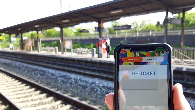 Das Deutschlandticket wird hauptsächlich digital verkauft. Das stört zum Beispiel den Karlburger Pendler Alexander Kühl – für ihn ist die App kein Problem, für ältere Leute schon. (Symbolbild)