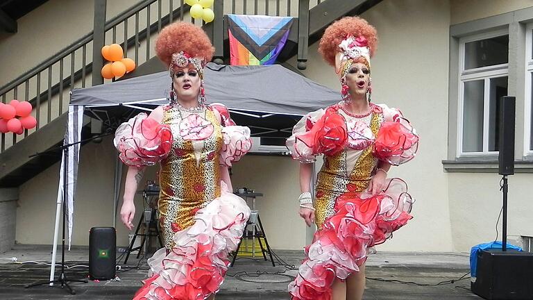 Zum Programm beim Fest der Vielfalt in Bad Neustadt gehört auch die Dragshow mit dem 'Duo Ladylike'. Zum Programm beim Fest der Vielfalt in Bad Neustadt gehört auch die Dragshow mit dem 'Duo Ladylike'.