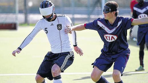 Duell um den Rasselball: Der Würzburger Nationalspieler Sebastian Schäfer (links) im Zweikampf mit Tinael Val von Girondins Bordeaux.HEIKO BECKER Duell um den Rasselball: Der Würzburger Nationalspieler Sebastian Schäfer (links) im Zweikampf mit Tinael Val von Girondins Bordeaux.HEIKO BECKER