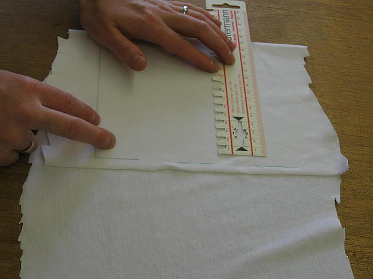 1. 17 cm x 34 cm großes Stofftuch anzeichnen und ausschneiden. 1. 17 cm x 34 cm großes Stofftuch anzeichnen und ausschneiden.