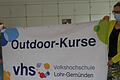 Silvia Brey und Vhs-Leiterin Susanne Duckstein mit dem Banner der Volkshochschule für das Outdoorprogramm, das unter Einhaltung der aktuellen Hygienebedingungen jetzt startet.