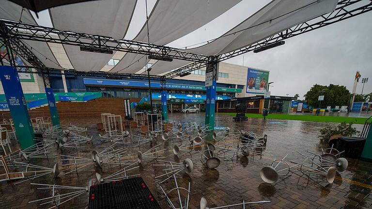 Tennisturnier in Spanien wegen Unwetter abgesagt - Auch einige der besten Tennisspielerinnen der Welt bekamen die Folgen des Unwetters zu spüren. Tennisturnier in Spanien wegen Unwetter abgesagt - Auch einige der besten Tennisspielerinnen der Welt bekamen die Folgen des Unwetters zu spüren.