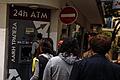 Geld holen, solange es noch geht: Kunden am Automaten einer Bank in Nikosia.