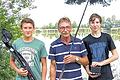 Fischerkönig gekürt       -  (si)   Bei fast tropischen Temperaturen trafen sich die Mitglieder der Anglergemeinschaft Röthlein zum vereinsinternen Angeln. Werner Wieland (Mitte) zog mit einem kapitalen Karpfen den größten Fisch an Land. Nach 2006 ist er nun erneut Fischerkönig. Auch die Nachwuchsangler waren eifrig bei der Sache. Leon Ganski (links) sicherte sich Platz zwei, Oliver Hart Platz drei.