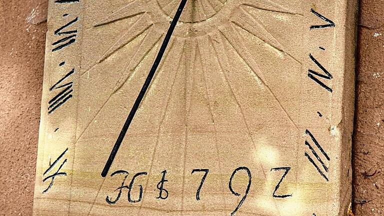 Auch am ehemaligen Rathaus in Unfinden ist eine Sonnenuhr zu finden. Auch am ehemaligen Rathaus in Unfinden ist eine Sonnenuhr zu finden.