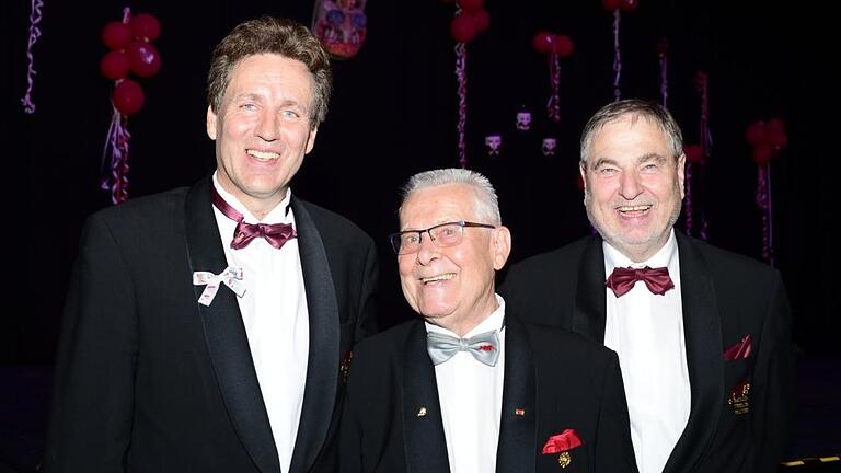 Verbands-Präsident Marco Anderlik (links) begrüßte in Veitshöchheim auch die beiden Ehrenpräsidenten Franz 'Mecki' Binder (Mitte) und Bernhard Schlereth. Verbands-Präsident Marco Anderlik (links) begrüßte in Veitshöchheim auch die beiden Ehrenpräsidenten Franz 'Mecki' Binder (Mitte) und Bernhard Schlereth.