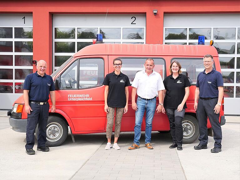 Die Gemeinde Unterpleichfeld spendete einen ausgemusterten Mannschaftstransporter. Auf dem Bild zu sehen sind (von links) Kreisbrandinspektor Markus Fleder, Liane Batea von der Hilfsorganisation Viitor, Bürgermeister Alois Fischer, Claudia Hahn von Viitor und Kreisbrandrat Michael Reitzenstein. Die Gemeinde Unterpleichfeld spendete einen ausgemusterten Mannschaftstransporter. Auf dem Bild zu sehen sind (von links) Kreisbrandinspektor Markus Fleder, Liane Batea von der Hilfsorganisation Viitor, Bürgermeister Alois Fischer, Claudia Hahn von Viitor und Kreisbrandrat Michael Reitzenstein.