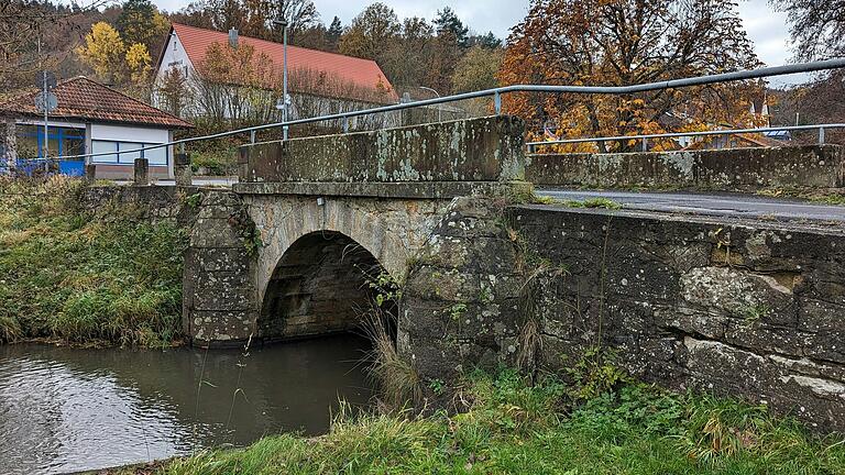 Lange erwartet: Nach der Freigabe der Regierung von Unterfranken kann der Bauauftrag für die Mühlbrücke nun vergeben werden. Das berichtete Bürgermeister Björn Denner bei der Bürgerversammlung in Unterelsbach.