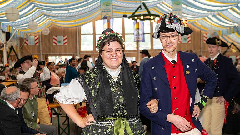 Einmarsch der Trachtengruppen: hier ein Sennfelder Tanzpaar. Einmarsch der Trachtengruppen: hier ein Sennfelder Tanzpaar.