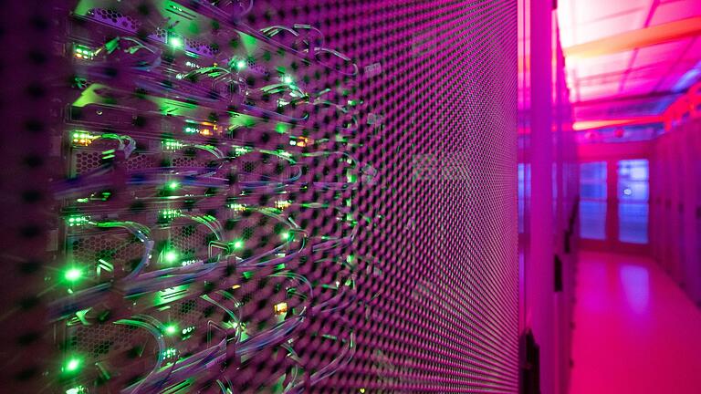 Rechenzentrum       -  LEDs leuchten in einem Serverschrank in einem Rechenzentrum. Die Digitalwirtschaft in Deutschland wird einer Prognose des Digitalverbands zufolge in diesem Jahr um 4,3 Prozent wachsen (Symbolbild).