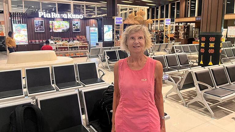Hanne Vogt sitzt derzeit mit ihrem Ehemann am Flughafen auf der indonesischen Insel Flores fest. Grund ist der Ausbruch des Vulkans Lewotobi Laki-Laki. Hanne Vogt sitzt derzeit mit ihrem Ehemann am Flughafen auf der indonesischen Insel Flores fest. Grund ist der Ausbruch des Vulkans Lewotobi Laki-Laki.