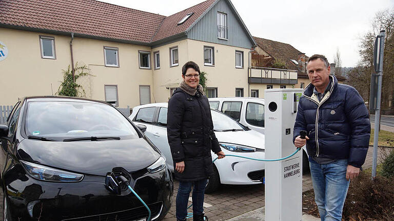 Siglinde Weithmann und Oliver Heim präsentieren ihre modellgleichen E-Autos an der Elektrozapfsäule am Von-Günther-Platz.Foto: Arkadius Guzy       -  Siglinde Weithmann und Oliver Heim präsentieren ihre modellgleichen E-Autos an der Elektrozapfsäule am Von-Günther-Platz.Foto: Arkadius Guzy