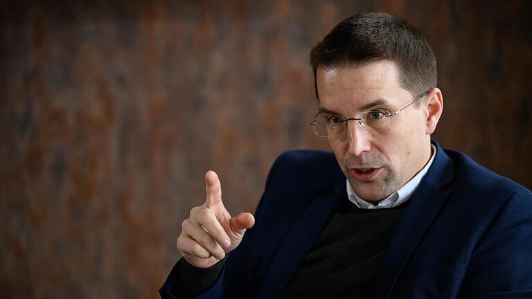 Der Präsident des Bayerischen Fußball-Verbands Christoph Kern zeigte sich bei einem Redaktionsbesuch in Würzburg einer Reform der Drittliga-Aufstiegsregelung gegenüber aufgeschlossen. Der Präsident des Bayerischen Fußball-Verbands Christoph Kern zeigte sich bei einem Redaktionsbesuch in Würzburg einer Reform der Drittliga-Aufstiegsregelung gegenüber aufgeschlossen.