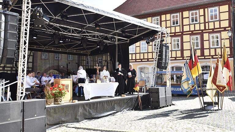 Pfarrer Peter Hohlweg und Pastoralreferentin Claudia Nowak leiteten den Feldgottesdienst auf dem Marktplatz. Pfarrer Peter Hohlweg und Pastoralreferentin Claudia Nowak leiteten den Feldgottesdienst auf dem Marktplatz.