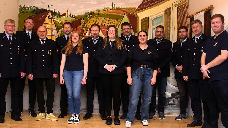 Einige langjährige Vorstandsmitglieder der Wässerndorfer Feuerwehr hörten auf. Dafür sind nun junge Gesichter im Verein dabei. Das Bild zeigt (von links) Dieter Bohn, Michael Bohn, Karl Köhler, Stephan Jamm, Lucy Jamm, Carsten Bullmer, Anja Mark, Bernd Mark, Inka Köhler, Jürgen Keßler, Thorsten Bullmer, Norbert Braun und Philipp Rützel.