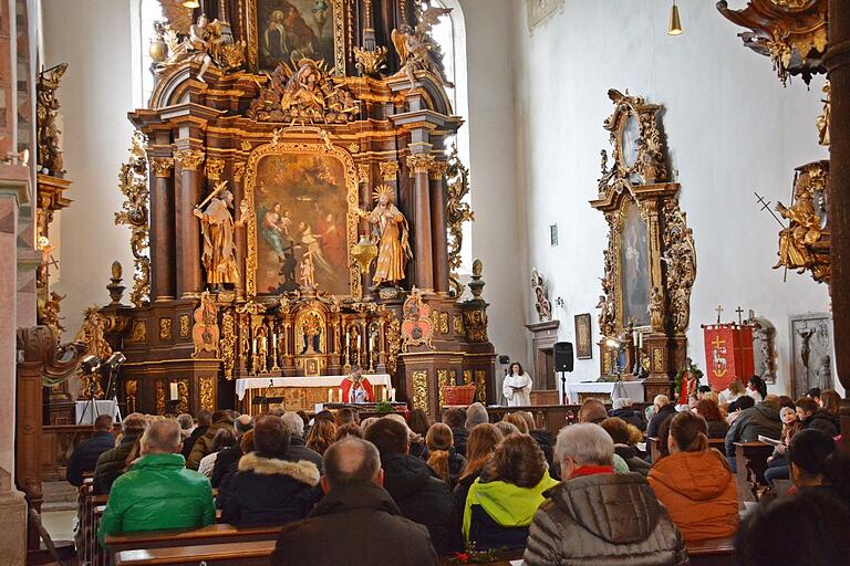 In der Karmelitenkirche von Bad Neustadt segnete Diakon Thomas Prapolinat die mitgebrachten Zweige der Gläubigen.