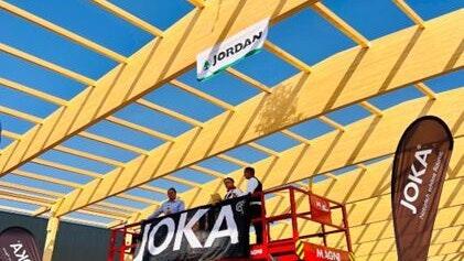 Hoch hinaus auf Holz: W. & L. Jordan feierte im Rahmen des Neubaus der Holzbau-Halle in Estenfeld, bei dem vom Boden bis zum Dach der nachwachsende Rohstoff Holz verwendet wird, ein Richtfest. Hoch hinaus auf Holz: W. & L. Jordan feierte im Rahmen des Neubaus der Holzbau-Halle in Estenfeld, bei dem vom Boden bis zum Dach der nachwachsende Rohstoff Holz verwendet wird, ein Richtfest.