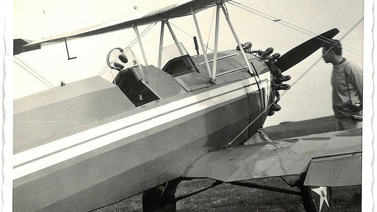 Der Doppeldecker &bdquo;Stieglitz&ldquo; war auch bei den Karlstadter Flugtagen zu Gast. Dieses Foto entstand allerdings beim Vergleichsfliegen auf dem Saupurzel 1970. Die Besatzung hatte lediglich eine Windschutzscheibe, aber kein Dach.