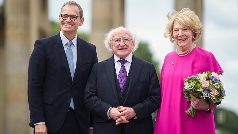 Der Regierende Bürgermeister von Berlin, Michael Müller mit dem Irischen Präsidenten Michael Higgins und seiner Frau Sabina Higgins am Brandenburger Tor. Der Regierende Bürgermeister von Berlin, Michael Müller mit dem Irischen Präsidenten Michael Higgins und seiner Frau Sabina Higgins am Brandenburger Tor.