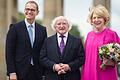 Der Regierende Bürgermeister von Berlin, Michael Müller mit dem Irischen Präsidenten Michael Higgins und seiner Frau Sabina Higgins am Brandenburger Tor.