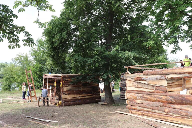 In Markbreit entsteht wieder das Hüttendorf am Mainufer. In Markbreit entsteht wieder das Hüttendorf am Mainufer.