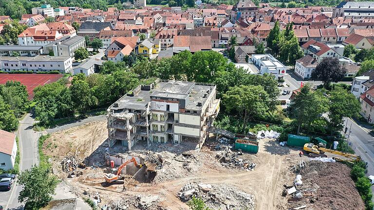 Nur eine von vielen Großbaustellen in Bad Königshofen: Das alte Kreiskrankenhaus wird abgerissen. Nach Auskunft von Bürgermeister Thomas Helbling werden die Arbeiten noch mindestens bis zum Herbst andauern. Nur eine von vielen Großbaustellen in Bad Königshofen: Das alte Kreiskrankenhaus wird abgerissen. Nach Auskunft von Bürgermeister Thomas Helbling werden die Arbeiten noch mindestens bis zum Herbst andauern.