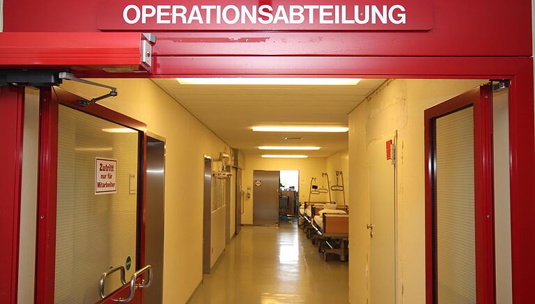 Nostalgisches Rot: Die vier Operationssäle der Klinik Kitzinger Land werden in den kommenden beiden Jahren umfassend saniert. Nostalgisches Rot: Die vier Operationssäle der Klinik Kitzinger Land werden in den kommenden beiden Jahren umfassend saniert.