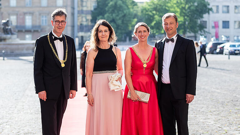 Bürgermeister Christian Schuchardt mit Schwester Ulrike, Bürgermeisterin Judith Jörg und Stadtrat Wolfgang Roth. Zahlreich flanierte die Würzburger Prominenz am Freitag 20.05.22 zur Eröffnung des 101. Mozartfestes über den Roten Teppich.
