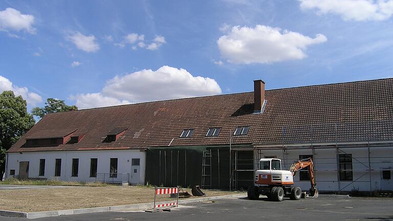 Im Gebäude 23 im Kitzinger Innopark soll das TTZKT sein Zuhause finden. Demnächst wird das Dach saniert. Im Gebäude 23 im Kitzinger Innopark soll das TTZKT sein Zuhause finden. Demnächst wird das Dach saniert.