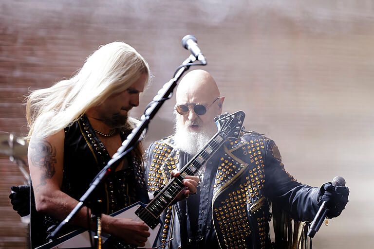 Gitarrist Richie Faulkner (links) und Sänger Robert Halford stehen zusammen während eines Auftritts der britischen Band 'Judas Priest' beim Wacken Open Air 2022 auf der Bühne. Gitarrist Richie Faulkner (links) und Sänger Robert Halford stehen zusammen während eines Auftritts der britischen Band 'Judas Priest' beim Wacken Open Air 2022 auf der Bühne. 