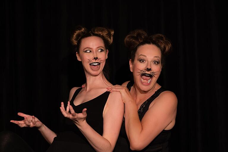 Im Rahmen der Revue 'Schräges Jubiläum' werden Johanna Kassner und Silvia Kirchhof das 'Humoristische Duett für zwei Katzen' von Gioachino Rossini singen. Im Rahmen der Revue 'Schräges Jubiläum' werden Johanna Kassner und Silvia Kirchhof das 'Humoristische Duett für zwei Katzen' von Gioachino Rossini singen.