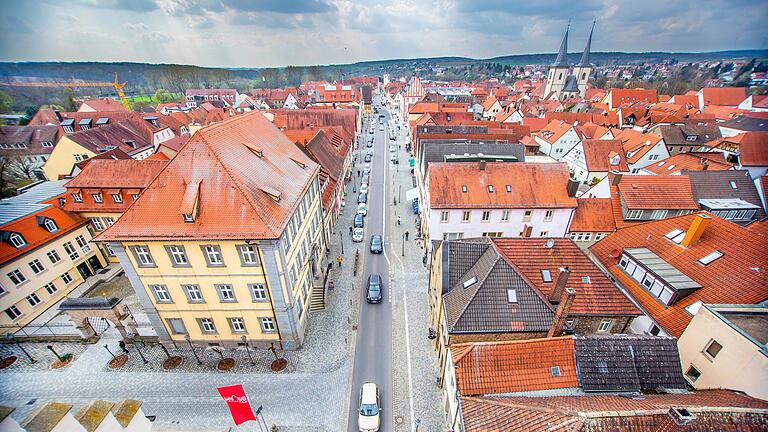 Noch sind die Dächer der Haßfurter Altstadt bis auf wenige Ausnahmen frei von PV-Anlagen, das könnte sich nun ändern. (Archivbild)