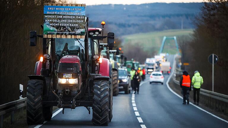 Bei den Protesten blockieren Landwirte den Zubringer zur A70 bei Theres.&nbsp;