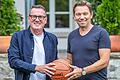 Jürgen Meissner (links) und Jochen Bähr (rechts) bleiben am Ball. Die beiden Gesellschafter der Würzburg Baskets gehen voller Tatendrang in die neue Saison.