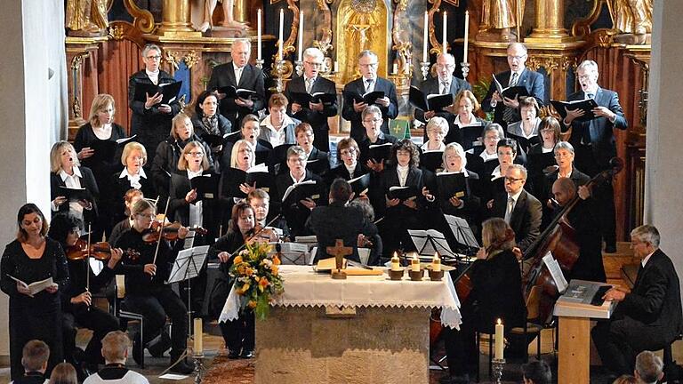 Erhebend: Mit einer gesungenen Messe feierte der Singkreis Brendlorenzen sein 40-jähriges Bestehen. Gemeinsam mit Radka Loudova-Remmler (links) und Instrumentalisten erklang zudem Mozarts Laudate Dominum.