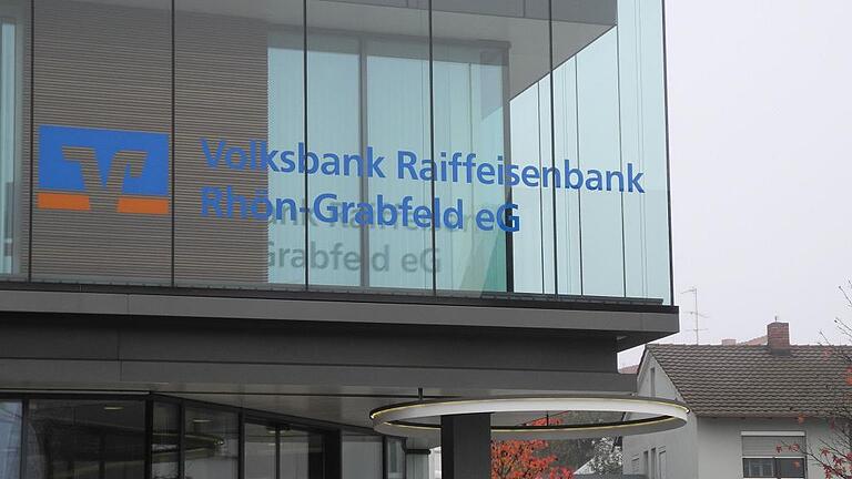 Die VR-Bank Rhön-Grabfeld installiert ein neues Filialkonzept. Zehn Filialen schließen. Foto: Hubert Herbert Die VR-Bank Rhön-Grabfeld installiert ein neues Filialkonzept. Zehn Filialen schließen. Foto: Hubert Herbert