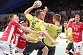 Rimpars Steffen Kaufmann setzt sich gegen Hamburgs Jonas Gertges durch.