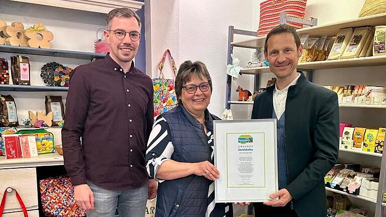 Gerolzhofen trägt für weitere zwei Jahre den Titel Fairtrade-Stadt. Darüber freuen sich (von links) Daniel Hausmann (Altstadtmanager), Petra Aumüller (Vorstandsmitglied Eine-Welt-Gerolzhofen e.V.) und Bürgermeister Thorsten Wozniak. Gerolzhofen trägt für weitere zwei Jahre den Titel Fairtrade-Stadt. Darüber freuen sich (von links) Daniel Hausmann (Altstadtmanager), Petra Aumüller (Vorstandsmitglied Eine-Welt-Gerolzhofen e.V.) und Bürgermeister Thorsten Wozniak.