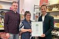 Gerolzhofen trägt für&nbsp;weitere zwei Jahre den Titel Fairtrade-Stadt. Darüber freuen sich (von links) Daniel Hausmann (Altstadtmanager), Petra Aumüller (Vorstandsmitglied Eine-Welt-Gerolzhofen e.V.) und Bürgermeister Thorsten Wozniak.