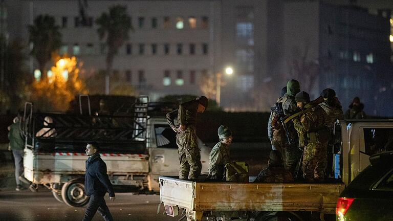 Konflikt in Syrien - Syriens Übergangsregierung warnt vor Versuchen verbliebener Anhänger des gestürzten Machthabers Assad, das Land zu destabilisieren. Konflikt in Syrien - Syriens Übergangsregierung warnt vor Versuchen verbliebener Anhänger des gestürzten Machthabers Assad, das Land zu destabilisieren.